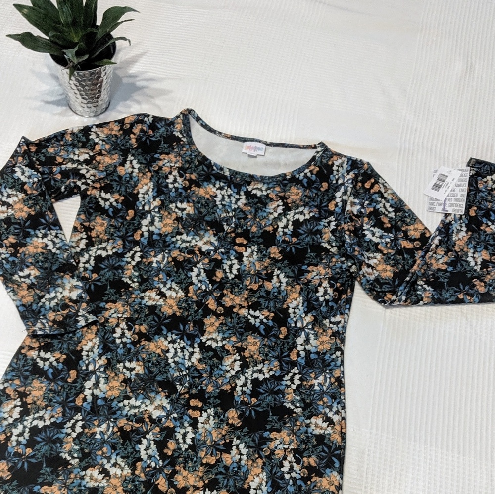 Floral LuLaRoe Debbie in Size Large NWT